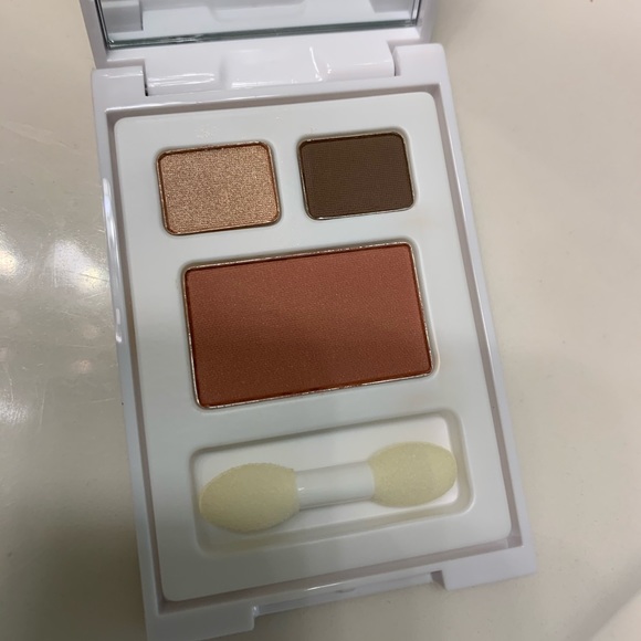 New Elizabeth Arden Kit with Blush & Eye Shadow - Picture 4 of 4